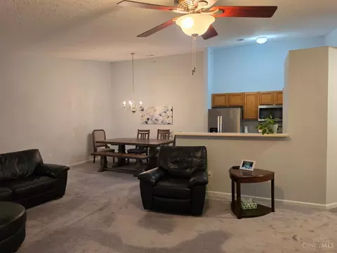 Living - 5485 Michelles Oak Ct, Cincinnati, OH 45248 photo 4 of 5