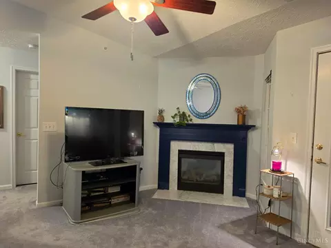 Living - 5485 Michelles Oak Ct, Cincinnati, OH 45248 photo 3 of 5