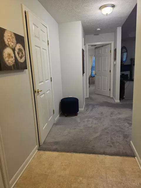 Entry Way - 5485 Michelles Oak Ct, Cincinnati, OH 45248 photo 3 of 6