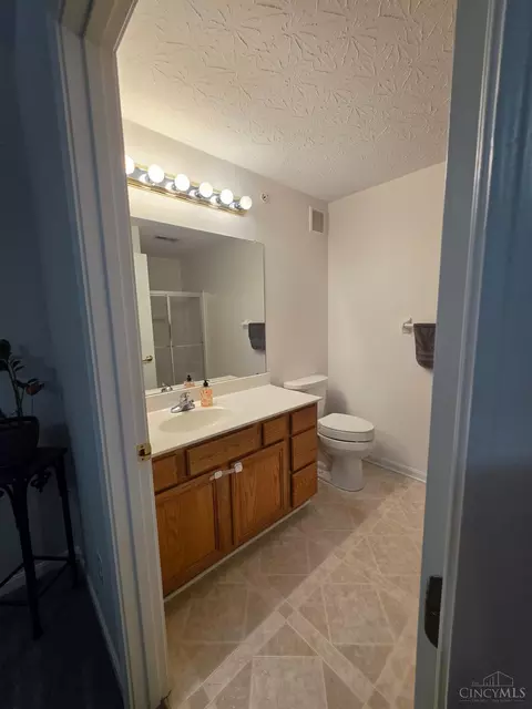 Bath - 5485 Michelles Oak Ct, Cincinnati, OH 45248 photo 3 of 5