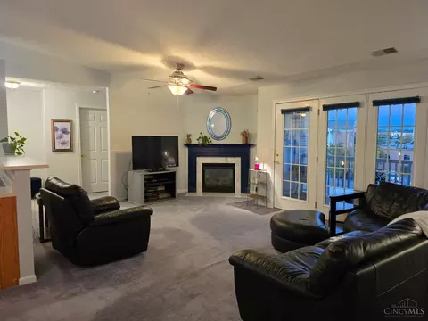 Living - 5485 Michelles Oak Ct, Cincinnati, OH 45248 photo 2 of 5