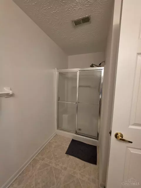 Bath - 5485 Michelles Oak Ct, Cincinnati, OH 45248 photo 5 of 5