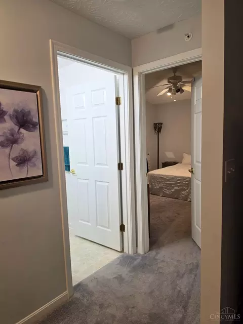 Entry Way - 5485 Michelles Oak Ct, Cincinnati, OH 45248 photo 5 of 6