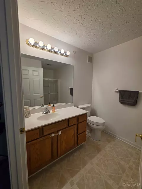 Bath - 5485 Michelles Oak Ct, Cincinnati, OH 45248 photo 4 of 5