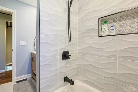 Bath - 3927 West St, Mariemont, OH 45227 photo 6 of 7