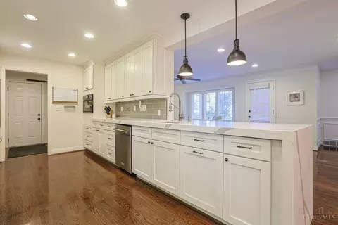 Kitchen - 3927 West St, Mariemont, OH 45227 photo 3 of 6