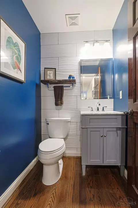 Bath - 3927 West St, Mariemont, OH 45227 photo 4 of 7