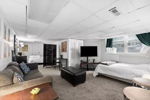 Bedroom - 2126 Alpine Pl, Cincinnati, OH 45206 photo 6 of 10