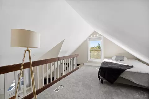 Bedroom - 2126 Alpine Pl, Cincinnati, OH 45206 photo 5 of 10