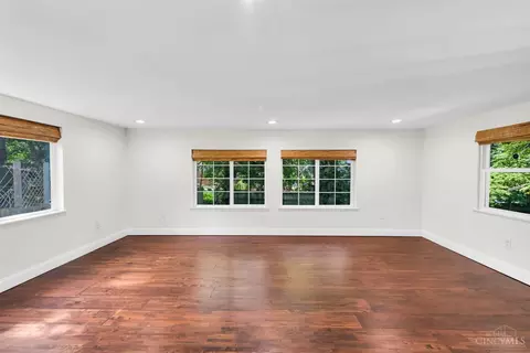 Living - 6923 Buckingham Pl, Cincinnati, OH 45227 photo 2 of 5