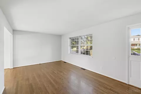 Living - 1755 Pinebluff Ln, Cincinnati, OH 45255 photo 2 of 6