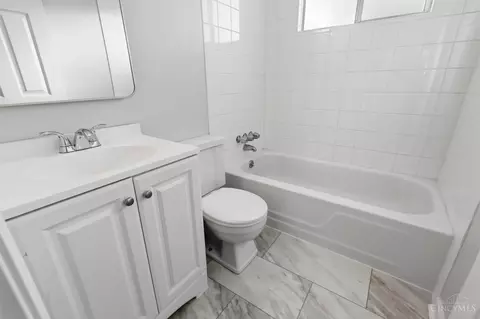 Bath - 1755 Pinebluff Ln, Cincinnati, OH 45255 photo 5 of 5
