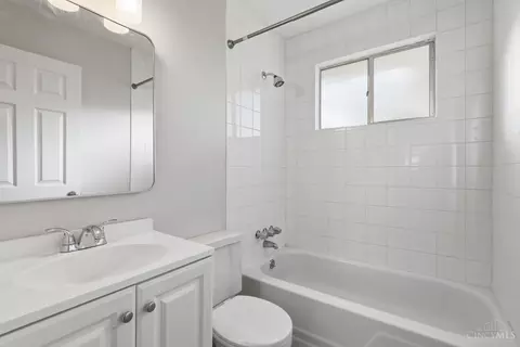 Bath - 1755 Pinebluff Ln, Cincinnati, OH 45255 photo 4 of 5
