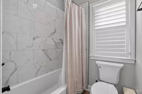 Bath - 688 Ascot Dr, Hamilton Township, OH 45039 photo 3 of 6