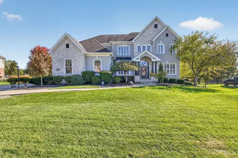 Exterior - 688 Ascot Dr, Hamilton Township, OH 45039 photo 2 of 11