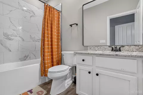 Bath - 688 Ascot Dr, Hamilton Township, OH 45039 photo 4 of 6