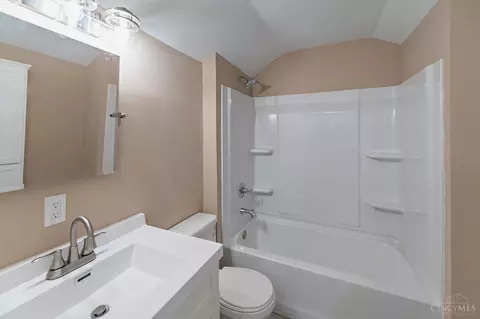 Bath - 624 Corwin Ave, Hamilton, OH 45015 photo 2 of 3