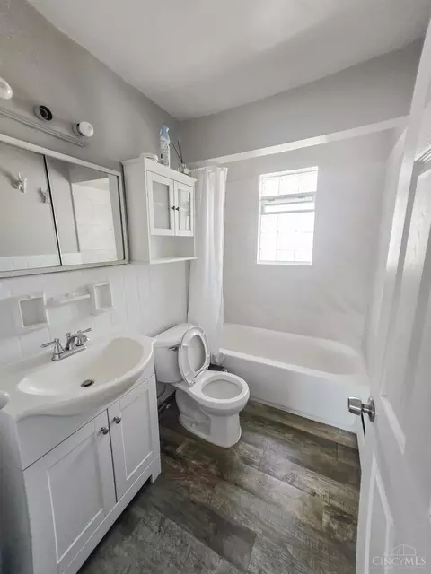 Bath - 4720 Ridge Ave, Cincinnati, OH 45209 photo 1 of 3