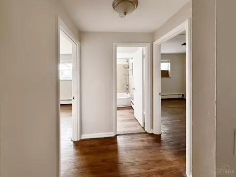 Entry Way - 4720 Ridge Ave, Cincinnati, OH 45209 photo 4 of 10