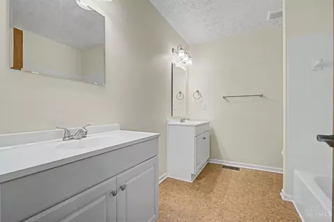 Bath - 615 Queensgate Rd, Springboro, OH 45066 photo 5 of 7