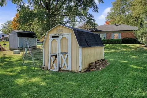 Exterior - 615 Queensgate Rd, Springboro, OH 45066 photo 11 of 16
