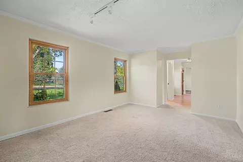 Living - 615 Queensgate Rd, Springboro, OH 45066 photo 3 of 6