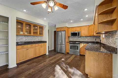 Kitchen - 615 Queensgate Rd, Springboro, OH 45066 photo 4 of 5
