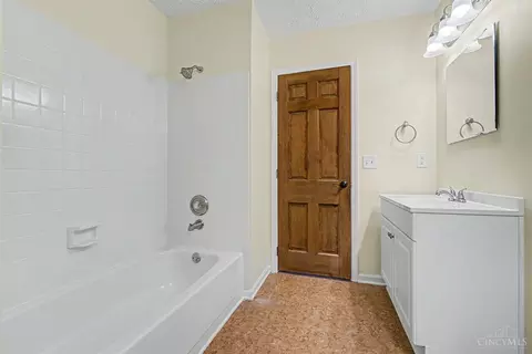 Bath - 615 Queensgate Rd, Springboro, OH 45066 photo 7 of 7