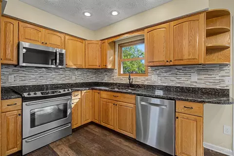 Kitchen - 615 Queensgate Rd, Springboro, OH 45066 photo 2 of 5