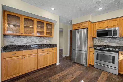 Kitchen - 615 Queensgate Rd, Springboro, OH 45066 photo 3 of 5