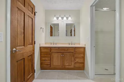 Bath - 615 Queensgate Rd, Springboro, OH 45066 photo 2 of 7
