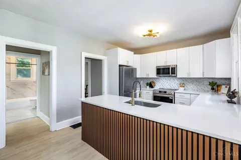 Kitchen - 3933 Paxton Ave, Cincinnati, OH 45209 photo 7 of 9