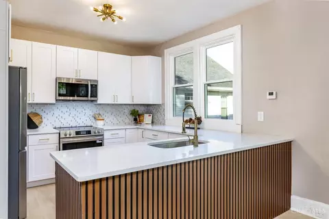 Kitchen - 3933 Paxton Ave, Cincinnati, OH 45209 photo 6 of 9