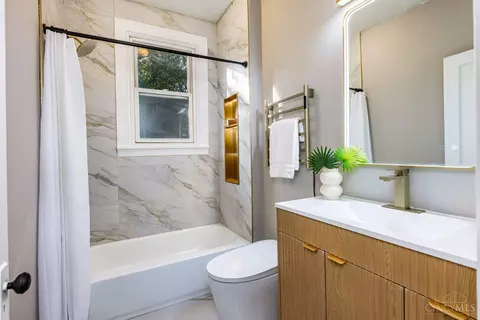 Bath - 3933 Paxton Ave, Cincinnati, OH 45209 photo 1 of 2