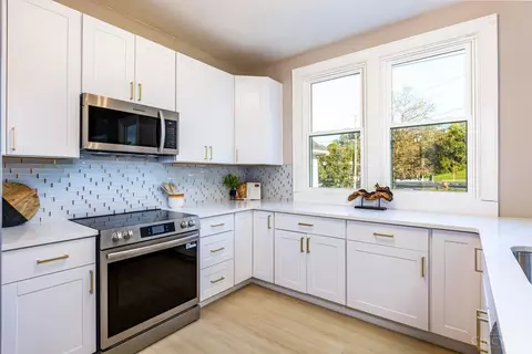 Kitchen - 3933 Paxton Ave, Cincinnati, OH 45209 photo 4 of 9