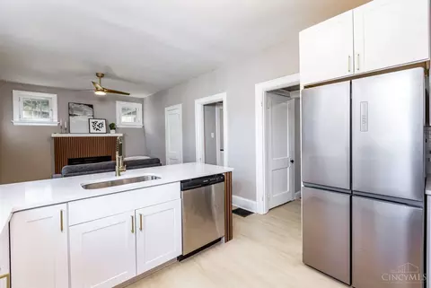 Kitchen - 3933 Paxton Ave, Cincinnati, OH 45209 photo 5 of 9