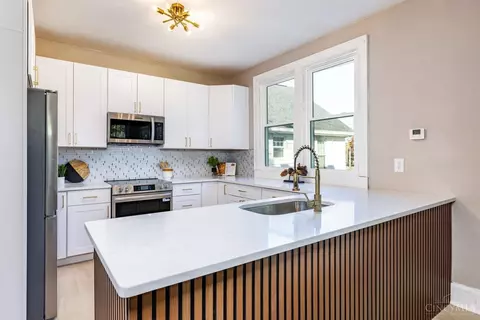 Kitchen - 3933 Paxton Ave, Cincinnati, OH 45209 photo 1 of 9