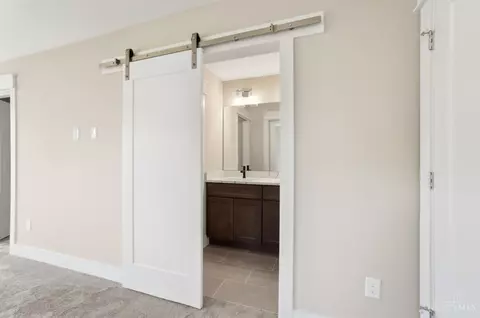 Entry Way - 3311 Bach Ave, Cincinnati, OH 45209 photo 7 of 9