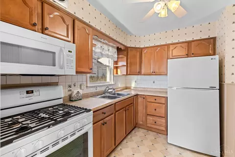 Kitchen - 1890 Ashbrook Dr, Cincinnati, OH 45238 photo 2 of 4
