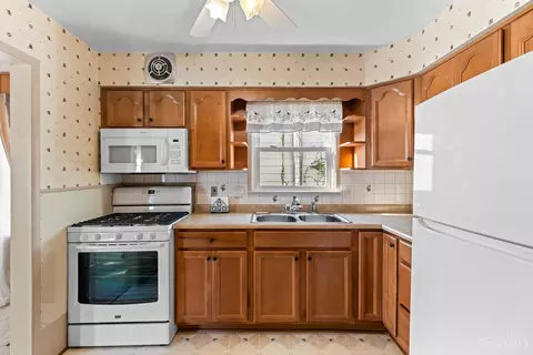 Kitchen - 1890 Ashbrook Dr, Cincinnati, OH 45238 photo 3 of 4
