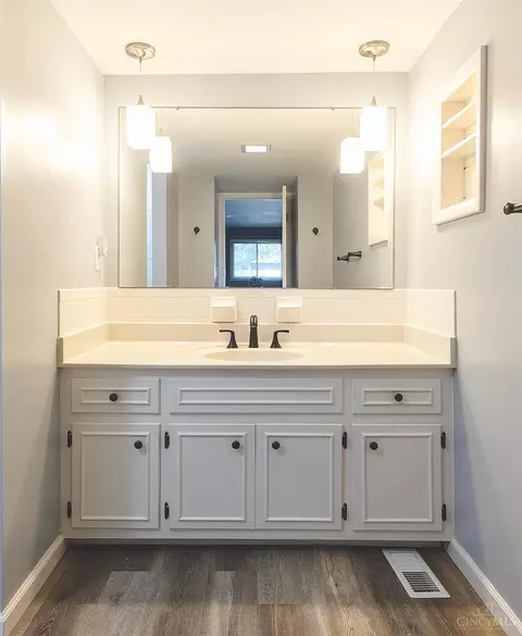 Bath - 271 Glenburn Dr, Centerville, OH 45459 photo 1 of 5