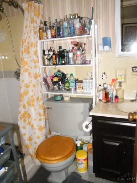 Bath - 34 Handel Ln, Greenhills, OH 45218 photo 3 of 4
