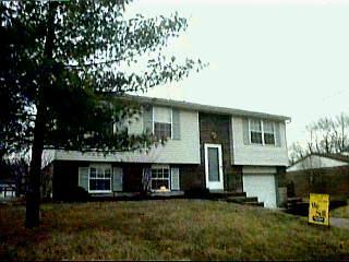692 Woodgate Dr, Cincinnati, OH 45244 photo 2