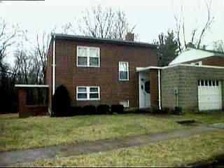 27 Brompton Ln, Greenhills, OH 45218 photo 2