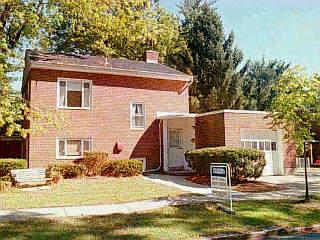 28 Brompton Ln, Greenhills, OH 45218 photo 1
