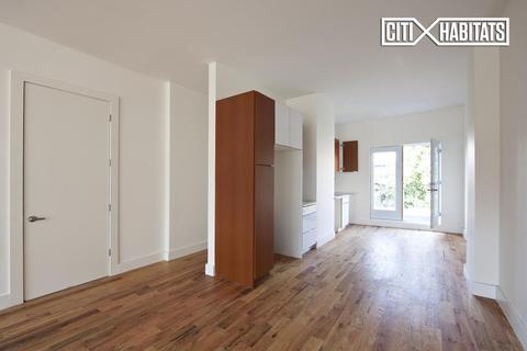 4330 Eileen Dr, Cincinnati, OH 45209 photo 2