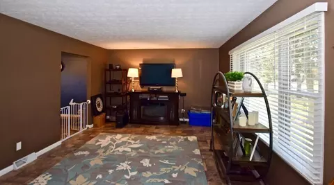 896 Laura Dr, Marion, OH 43302 photo 2