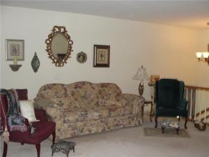 2670 Carousel Dr, Springfield, OH 45503 photo 2