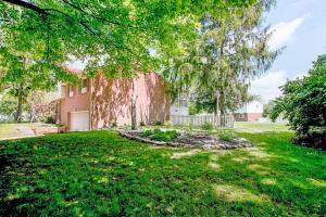 4100 Kendale Rd, Columbus, OH 43220 photo 2