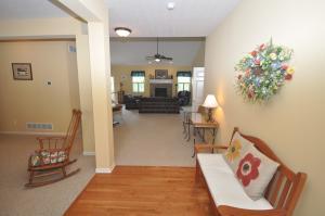 370 Rolling Acre Dr, Lithopolis, OH 43136 photo 3